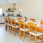 Сasa de vacaciones 4 Bedroom Cozy In