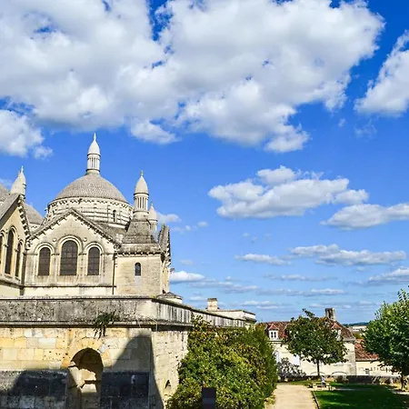 4 Bedroom Cozy In Casa de Férias *