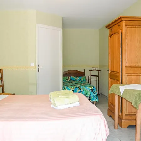 4 Bedroom Cozy In Сasa de vacaciones La Douze